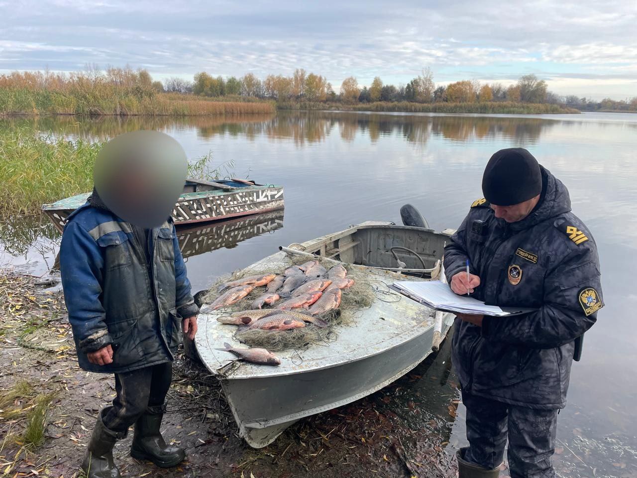 С начала ноября саратовские рыбаки лишились 18 лодок и 12 кг улова